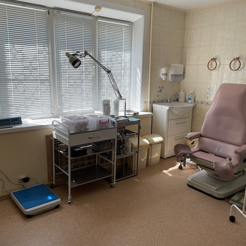 Смотровая комната кабинет клиники Гинес в Южно-Сахалинске